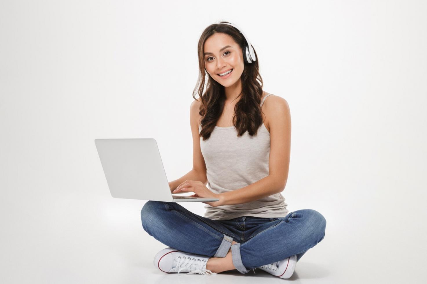 Person analysiert Finanzdiagramme zur Fortschrittsmessung