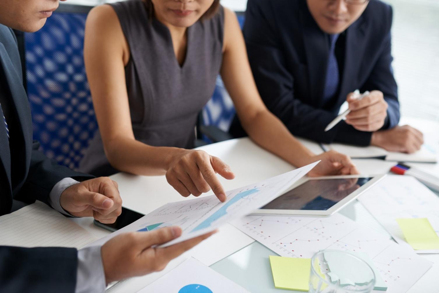 Team bei der Entwicklung von Fortschrittsmessungssystemen